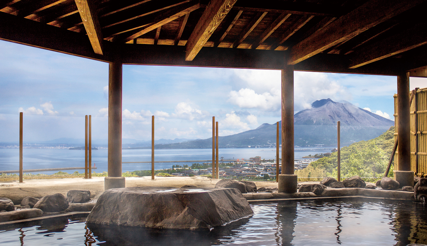 温泉宿 宝箱の露天風呂から眺める垂水市と桜島